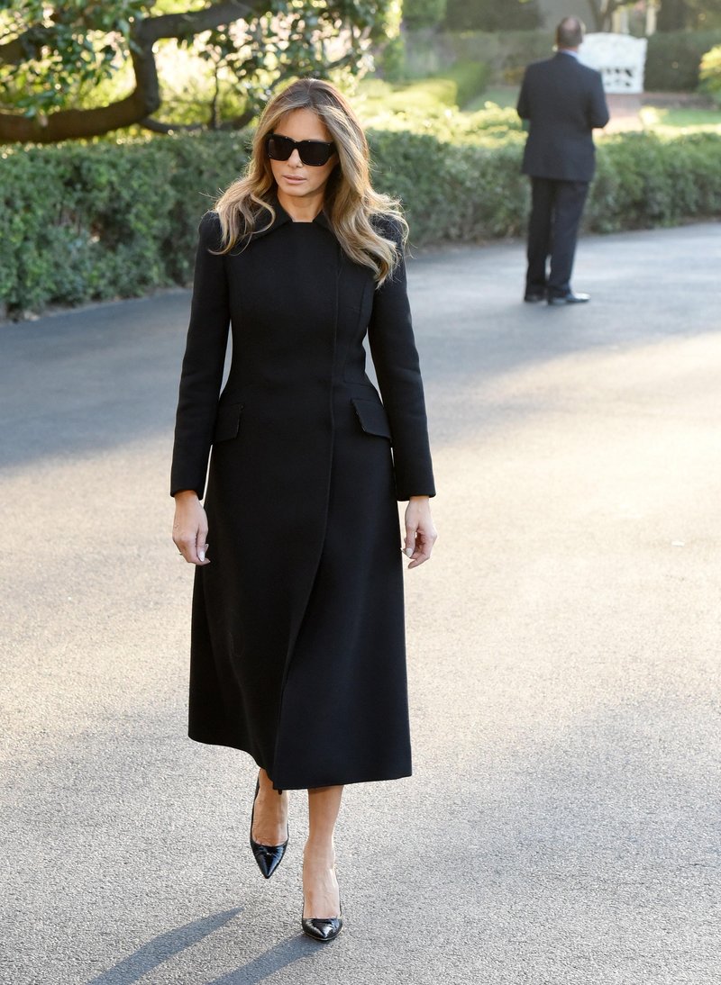 Melania trump, črn plašč