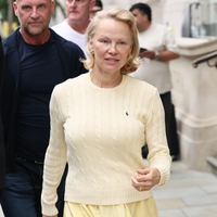 Pamela Anderson obvlada ta modni trik pomlajevanja: izbrala kombinacijo, ki odšteje leta