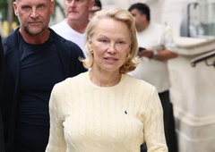 Pamela Anderson obvlada ta modni trik pomlajevanja: izbrala kombinacijo, ki odšteje leta