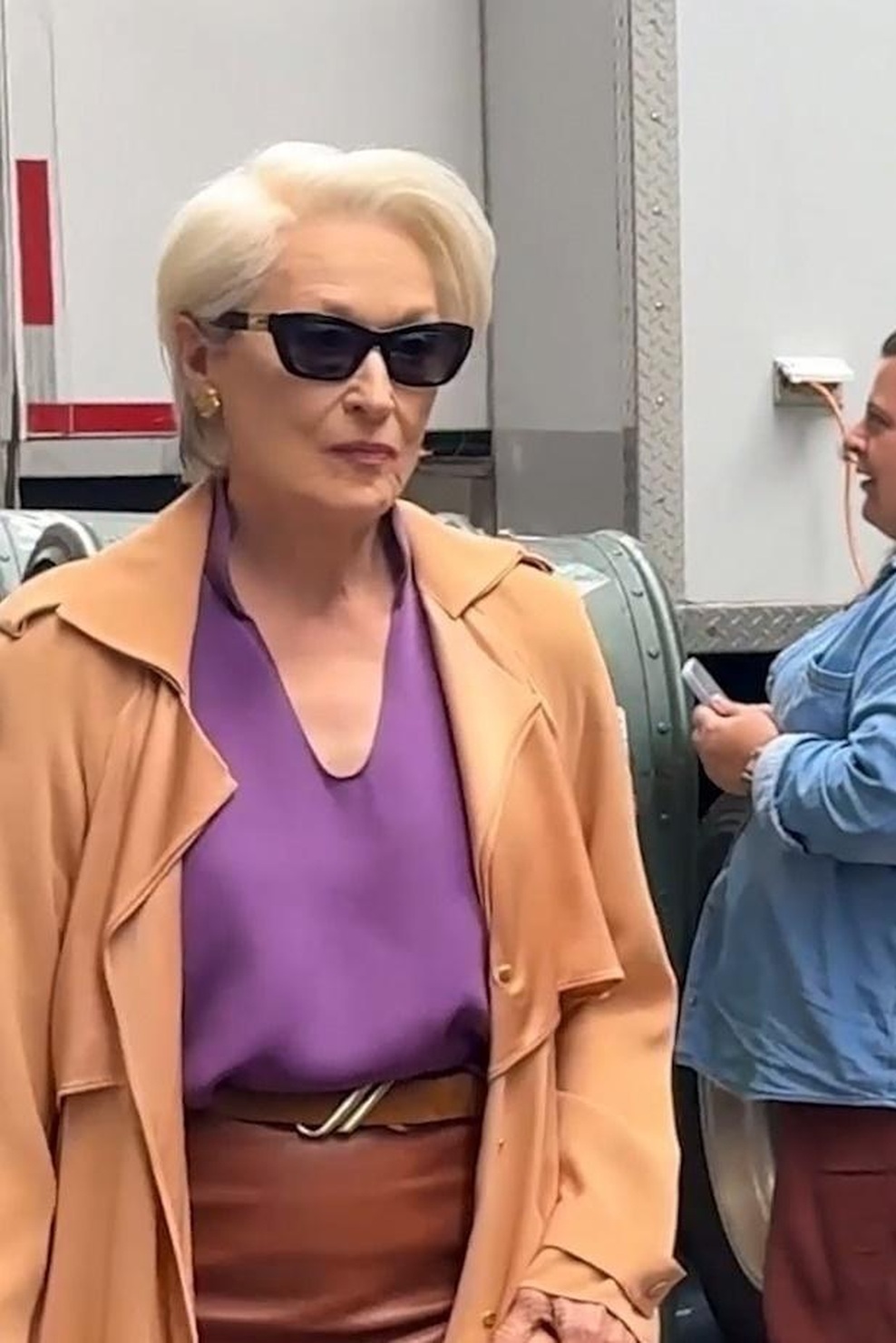 Meryl Streep ujeta v ikoničnem stajlingu na snemanju Hudičevke v Pradi 2 (foto: Profimedia)