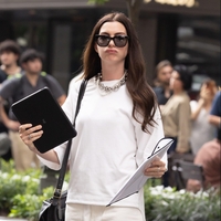 Razkrivamo najnovejše stajlinge Anne Hathaway iz snemanja Hudičevke v Pradi 2