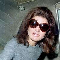 S temi modnimi kosi poustvarite poletni stil Jackie Kennedy Onassis