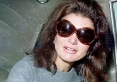 S temi modnimi kosi poustvarite poletni stil Jackie Kennedy Onassis
