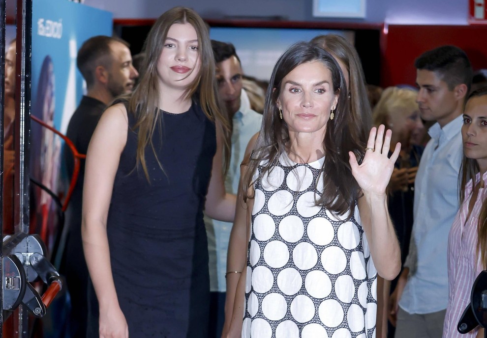 Na nedavnem dogodku na filmskem festivalu Atlantis na Mallorci je španska kraljica skupaj s hčerkama, prestolonaslednico princeso Leonor (18) in …