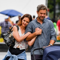 Torbica, ki smo jo vse želele v 2000-ih, je spet v trendu: nosi jo tudi Katie Holmes