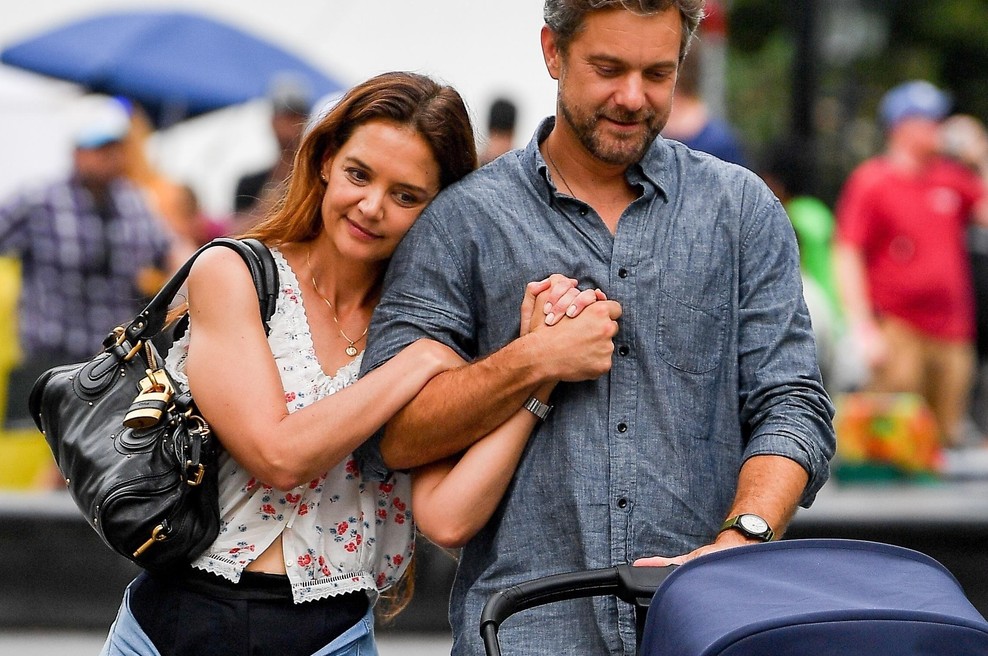 Torbica, ki smo jo vse želele v 2000-ih, je spet v trendu: nosi jo tudi Katie Holmes (foto: Profimedia)