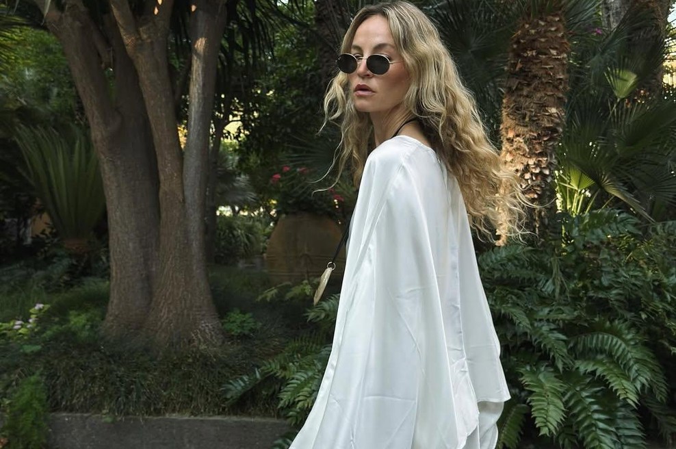 7 šik minimalističnih kombinacij, ki jih boste želeli nositi vse do konca poletja (foto: Instagram/@anoukyve)