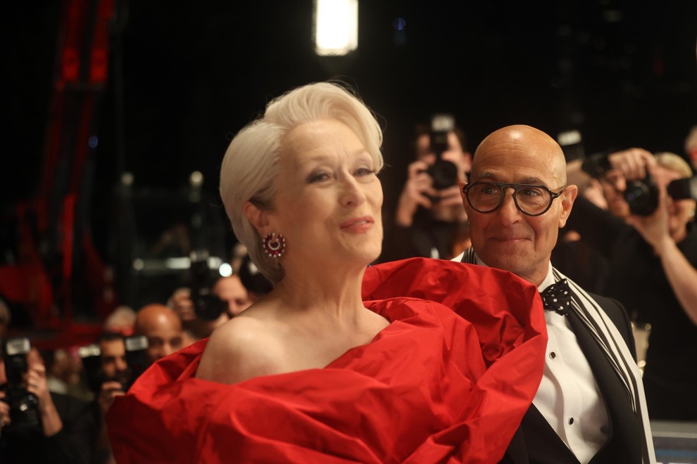 Miranda Priestly je nazaj – in videti je bolje kot kdajkoli prej. Nekatere stvari se ne spremenijo. Ko dobivamo prve …