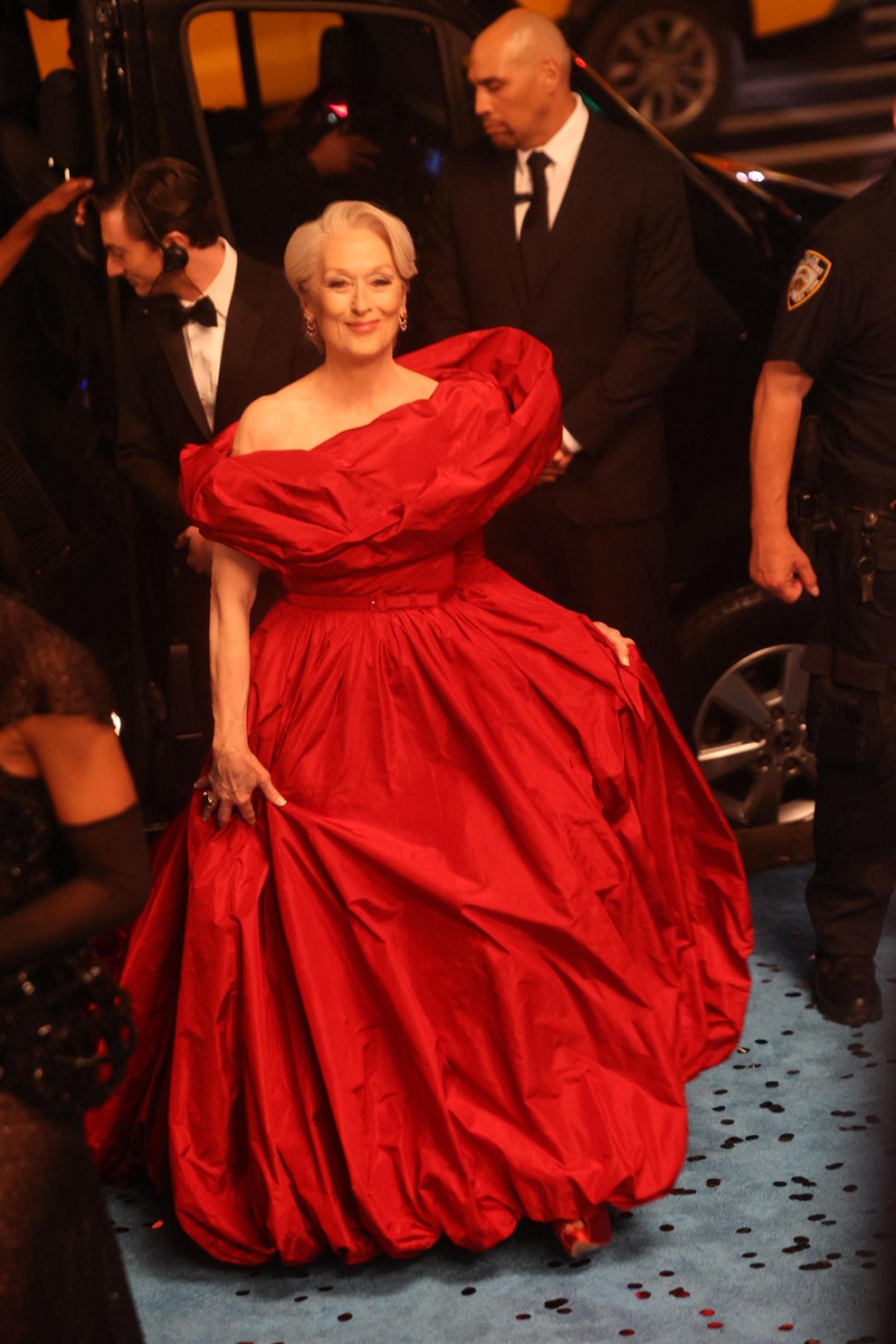 Meryl Streep, ki se vrača v svojo znamenito vlogo modne urednice, so nedavno fotografirali v rdeči obleki z asimetrično silhueto …