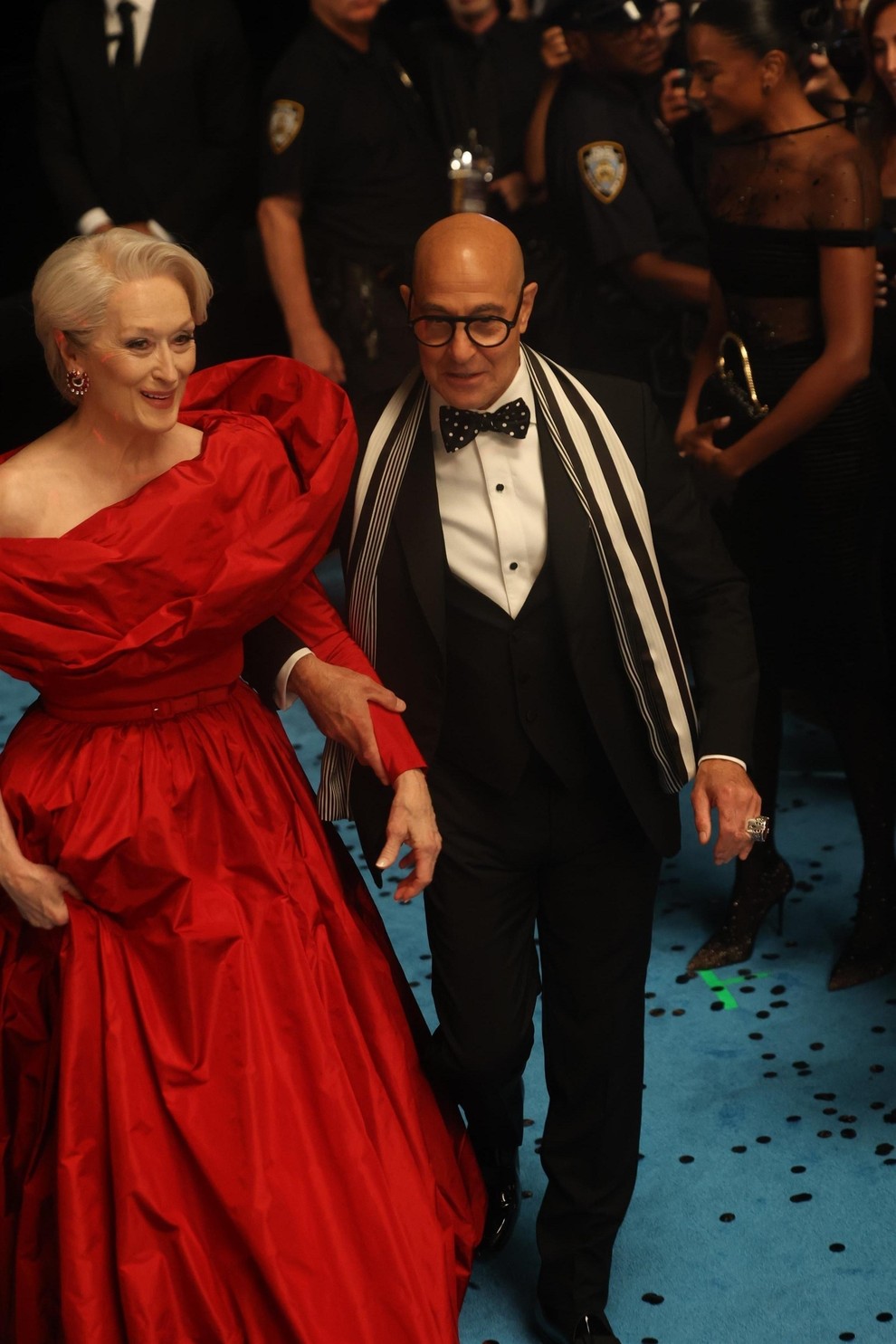 Stanley Tucci, ki se vrača kot Nigel, je modni trenutek dopolnil v črnem smokingu s pikasto kravato in črno-belim črtastim …