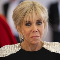 Ne prosojno obleko, Brigitte Macron sredi morja čez nebeško modre kopalke nosi ta popoln kos