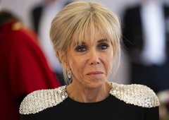 Ne prosojno obleko, Brigitte Macron sredi morja čez nebeško modre kopalke nosi ta popoln kos
