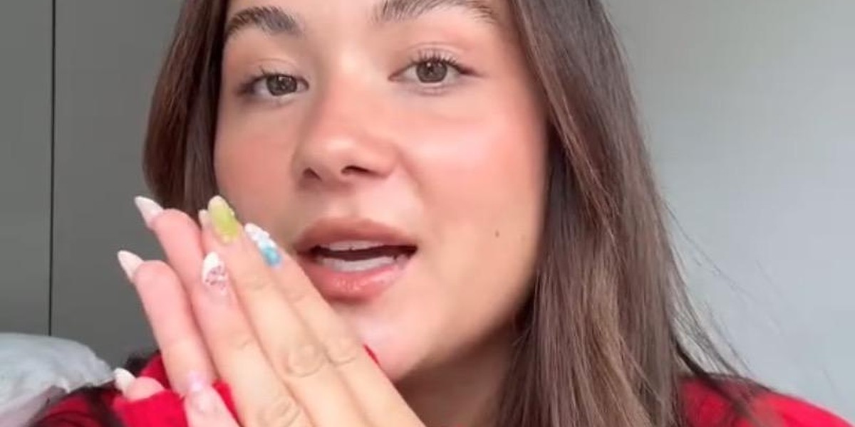 Vaši nohti med gel manikiro ne bi smeli peči: nohtna stilistka razkriva, zakaj “vročinski sunki” niso normalni