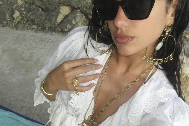 Ta romantična bluza bo modni favorit letošnje jeseni! Ste jo že dodali v svojo garderobo?