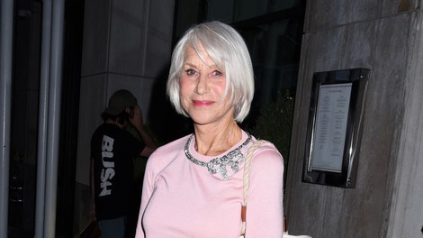 Helen Mirren presenetila v rožnatem videzu od glave do pet in poljubila Pierca Brosnana