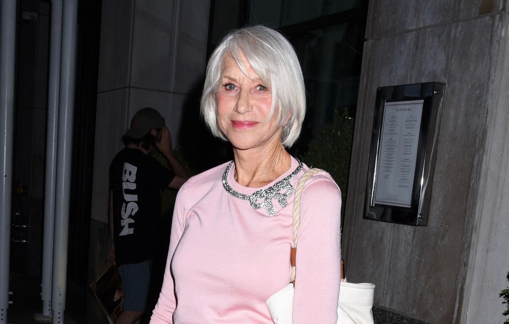 Britansko igralko Hellen Mirren so fotografski objektivi nedavno ujeli v očarljivem monokromatskem videzu, ko se je odpravljala na snemanje šova …