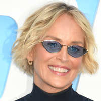 Sharon Stone navdušila v elegantni maksi obleki, ki jo je kombinirala z drznimi čevlji
