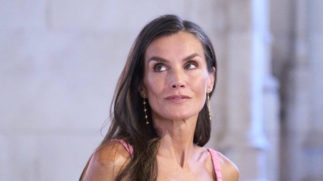 Očarljiv stajling, ki ga lahko nosite vsak dan: Kraljica Letizia se ne odpove kombiniranju teh preprostih modnih kosov