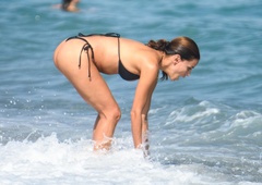 Črni bikini, ki jemlje dih: poudari postavo in jo naredi božansko (nanj stavi tudi svetovno znana igralka)