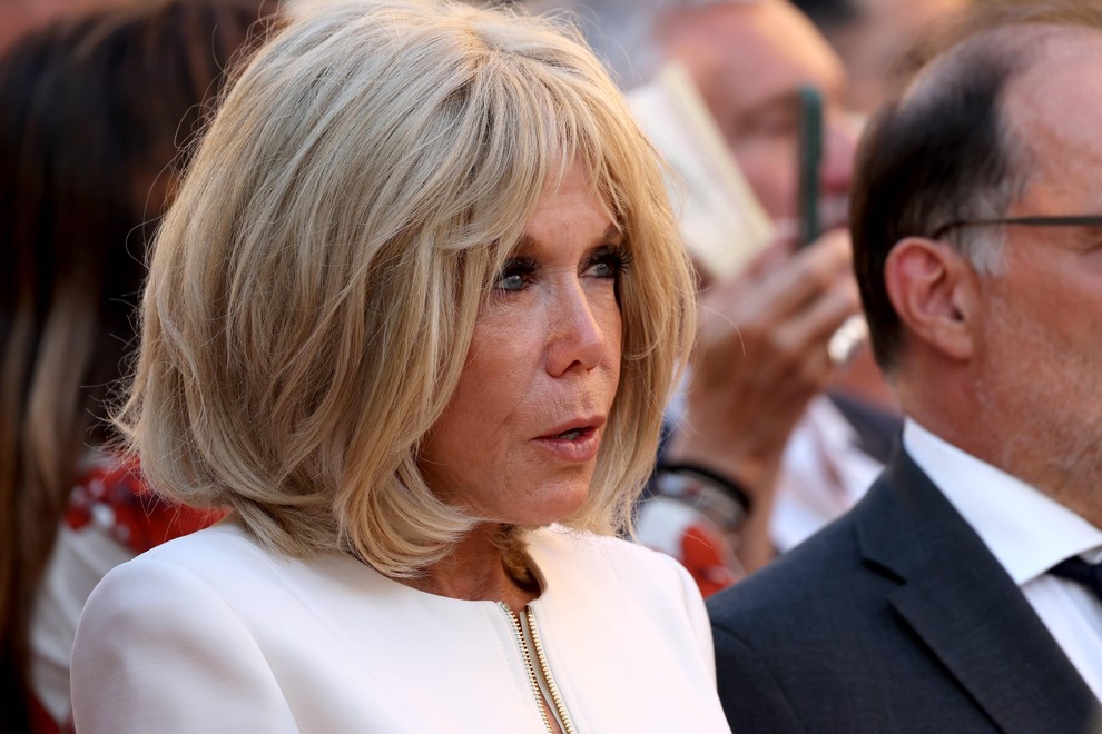 Francoska prva dama Brigitte Macron je na slovesnosti ob 81. obletnici osvoboditve Bormes-les-Mimosas v južni Franciji navdušila s svojo dovršeno …