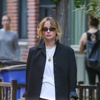 Jennifer Lawrence ve, kako z modnimi dodatki povzdigniti minimalističen stajling in ga spremeniti v šik ulični videz!