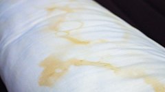 Pozabite na sodo bikarbono in kis: ta poceni sestavina odstrani rumene madeže z vzglavnikov veliko učinkoviteje (številni jo imajo doma)