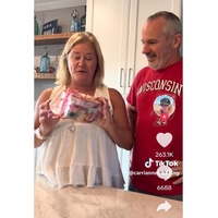 Po 25 letih končno odprla poročno darilo: prizor v škatli jo je pustil brez besed