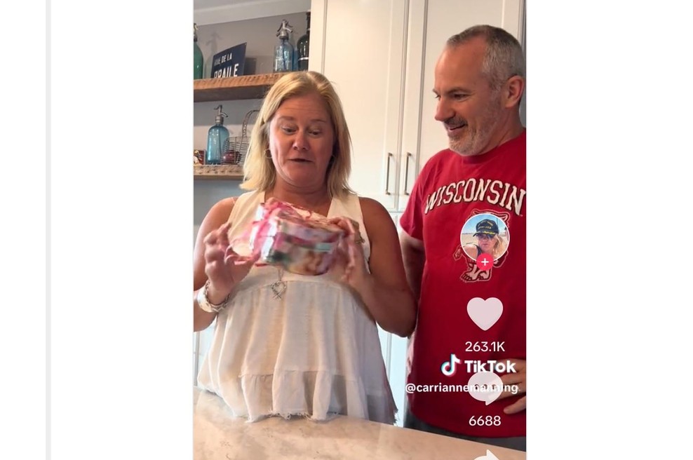 Po 25 letih končno odprla poročno darilo: prizor v škatli jo je pustil brez besed (foto: Posnetek zaslona TikTok)