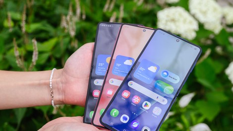 Barva sezone: elegantna modra. Stil sezone: prepogljiv. Galaxy Z Flip7 je telefon poletja 2025