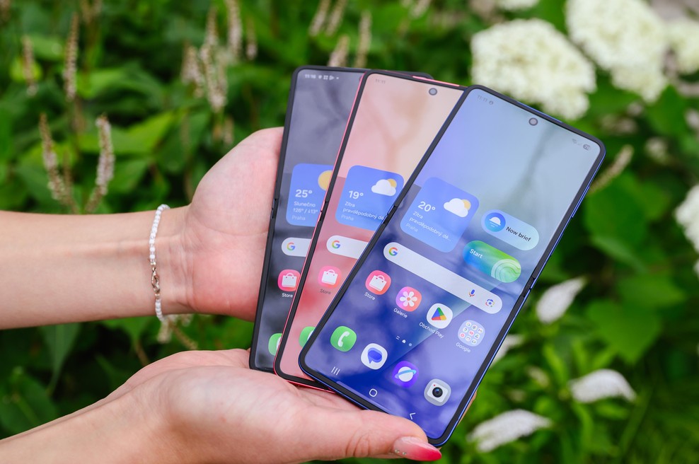 Barva sezone: elegantna modra. Stil sezone: prepogljiv. Galaxy Z Flip7 je telefon poletja 2025 (foto: promocijska fotografija)