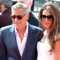 Amal Clooney navdušila s svojim "dolce vita" glamurjem ob jezeru Como