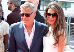 Amal Clooney navdušila s svojim "dolce vita" glamurjem ob jezeru Como