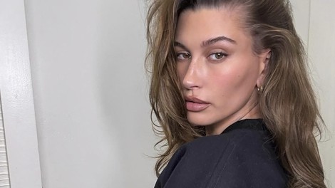 Nova jakna iz Zare spominja na prestižni YSL model: stane pod 60 € in kar kopni iz polic