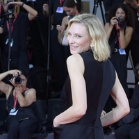 Cate Blanchett je prava paša za oči v dih jemajoči obleki (en edinstven detajl še posebej izstopa)