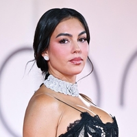Georgina Rodriguez zablestela v skoraj popolni modni kombinaciji: en detajl je razdelil javnost