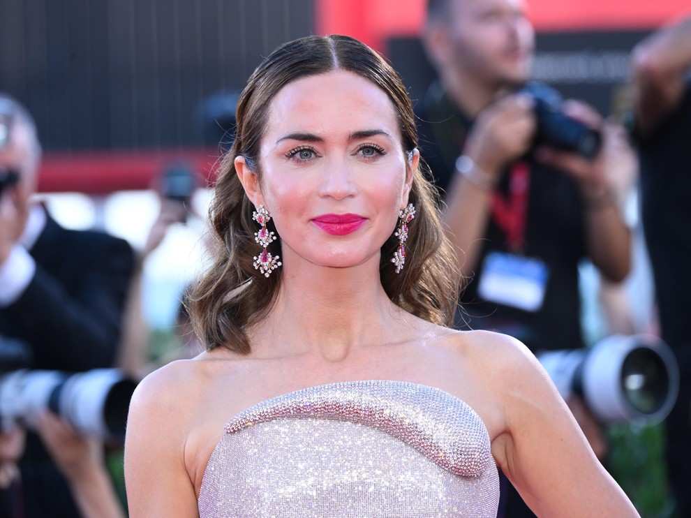 Na rdeči preprogi Beneškega filmskega festivala je Emily Blunt zablestela v izjemni kreaciji modne oblikovalke Tamara Ralph (Fall 2025 Couture).
