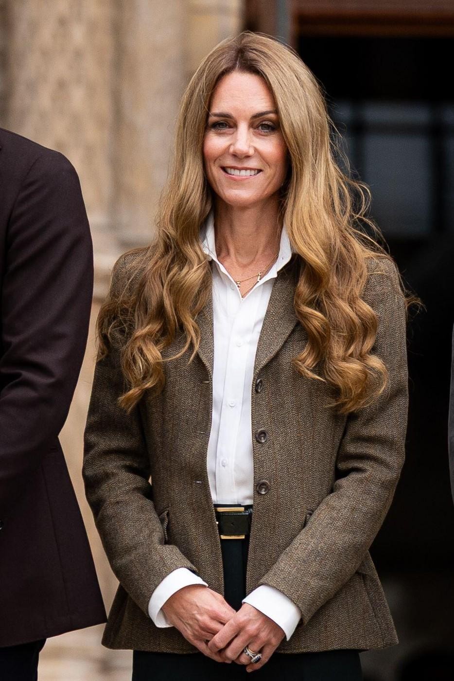 Odkar se je Middleton lani po uspešni kemoterapiji uradno vrnila k kraljevim dolžnostim, je postopoma svetlila lase – od globoke …
