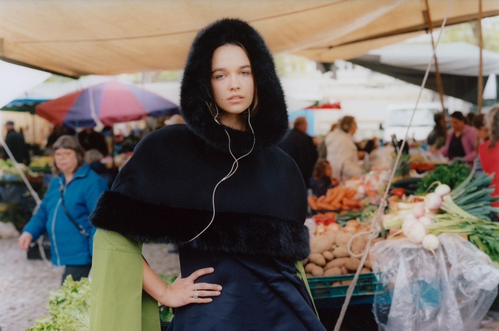 Obleka: LOEWE / Ogrinjalo: By Malene Birger / Srajca: The Anteros (foto: Armin Tehrani)