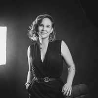 (Iz revije) Intervju s pisateljico Majo Monrue:  »Za ta stavek sem mu še danes hvaležna.«