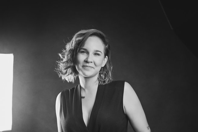 (Iz revije) Intervju s pisateljico Majo Monrue:  »Za ta stavek sem mu še danes hvaležna.«