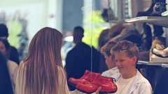 Jennifer Lopez hlače nizek pas moda 2025