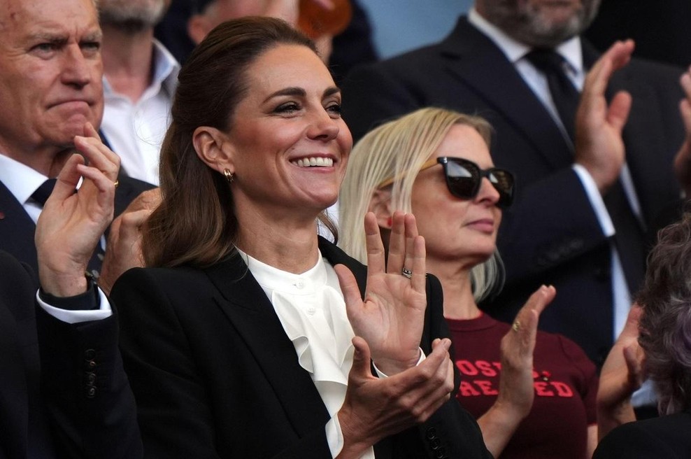 Popolna modna inspiracija za vrnitev v službo: Ta videz Kate Middleton boste želele posnemati (foto: Profimedia)