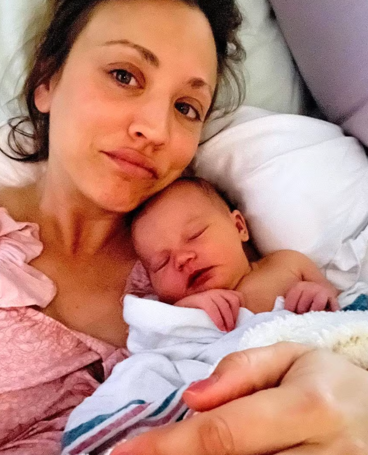 zgrožena mama dojenčica tašča obrok hrana zapis