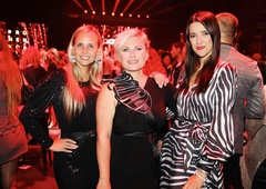 Ana Praznik nosila drzne čevlje (še bolj pa je izstopala njena torbica za 120 evrov)