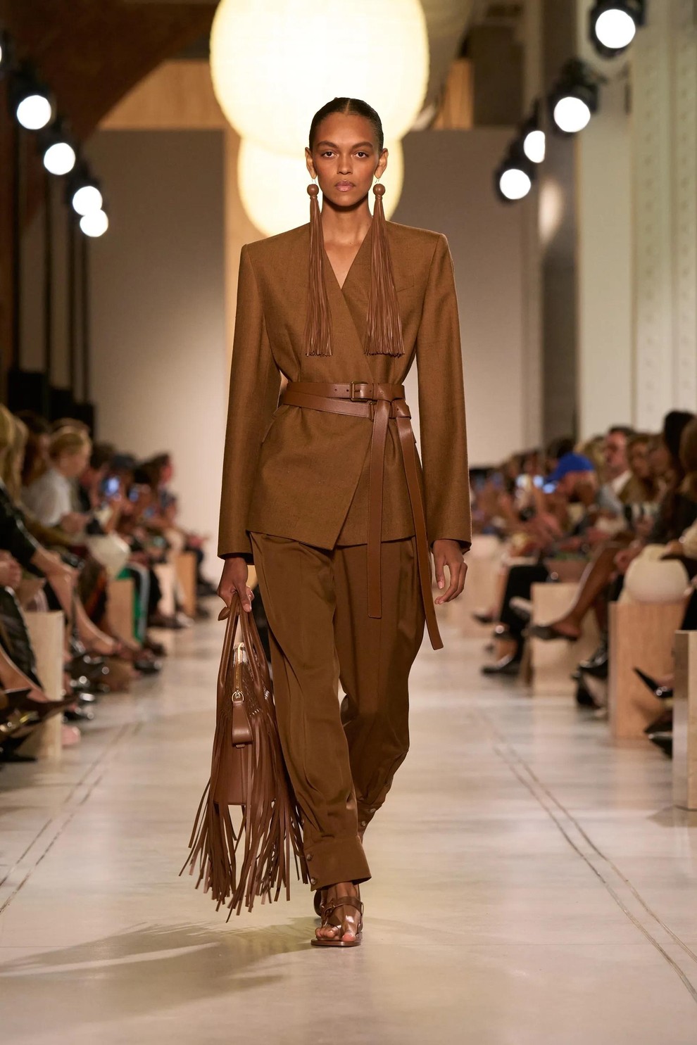 Michael Kors je svojo kolekcijo za pomlad 2026 predstavil kot poklon sproščenemu, a sofisticiranemu življenjskemu slogu. Navdih so mu bile …
