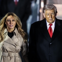 Melania Trump ujeta v popolnem jesenskem plašču, ki je primeren za vsako priložnost