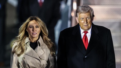Melania Trump ujeta v popolnem jesenskem plašču, ki je primeren za vsako priložnost