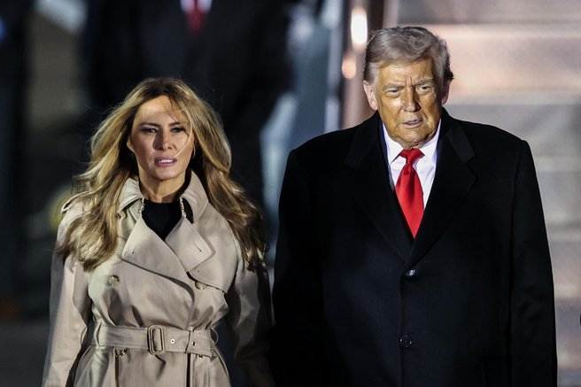 Melania Trump ujeta v popolnem jesenskem plašču, ki je primeren za vsako priložnost