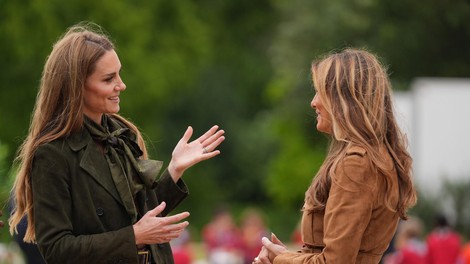 Kate in Melania pokazali, kako nositi jesenske barve na sproščen, a eleganten način