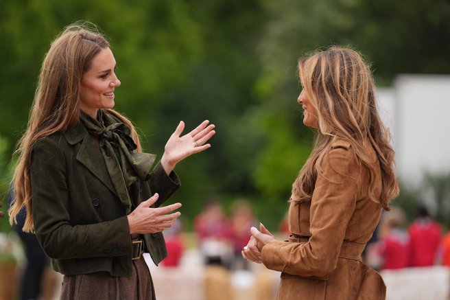 Kate in Melania pokazali, kako nositi jesenske barve na sproščen, a eleganten način
